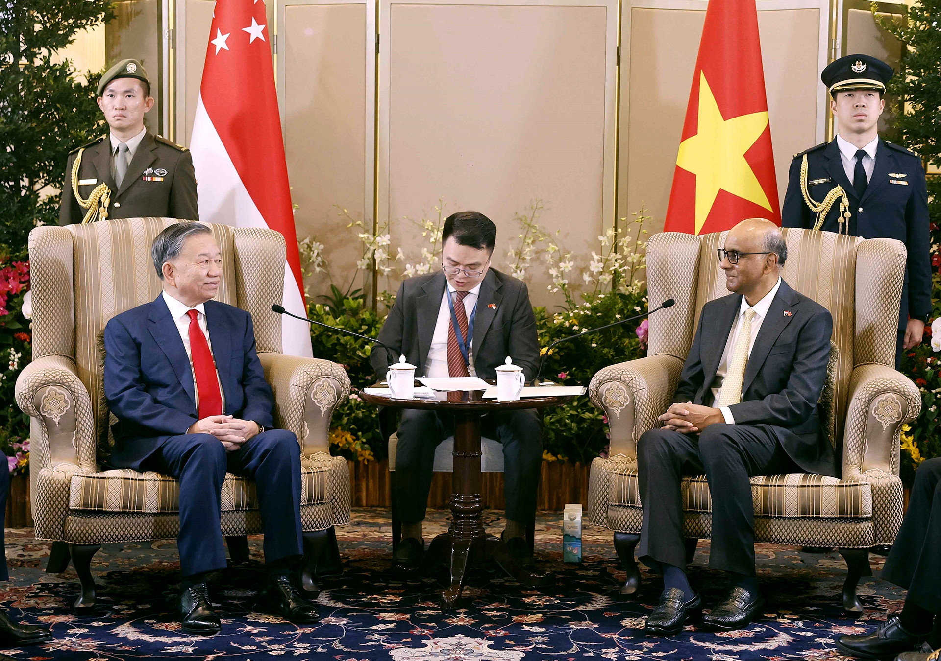vna_potal_le_don_tong_bi_thu_chu_tich_nuoc_to_lam_va_phu_nhan_tham_cap_nha_nuoc_toi_singapore_8792193.jpg