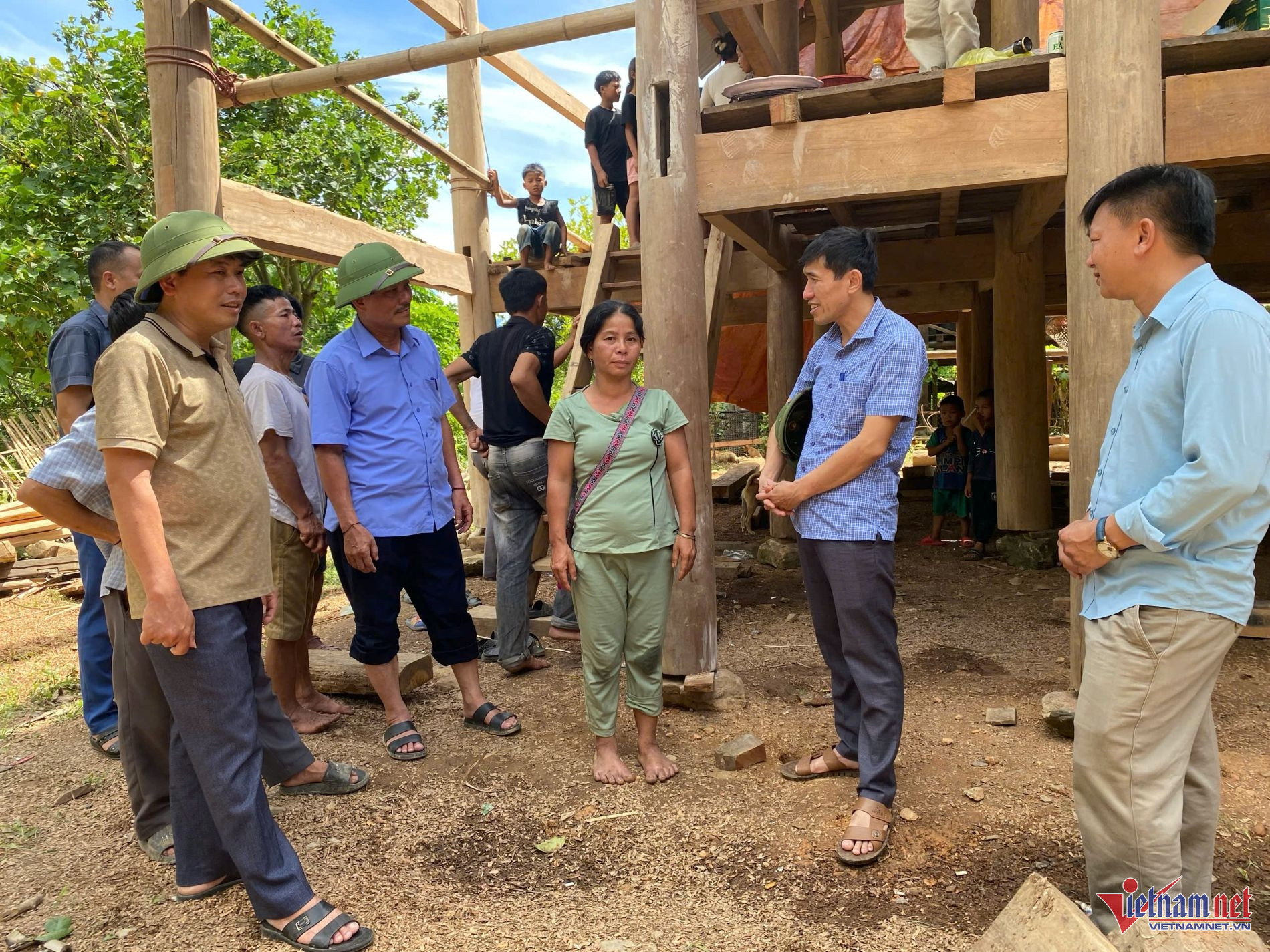 W-Lãnh đạo xã Lượng Minh trao đổi với hộ bà Moong Thị May ở bản Cà Moong trước khi thực hiện hỗ trợ sửa chữa, xây dựng lại nhà ở từ nguồn vốn chương trình MTQG giảm nghèo (Ảnh: Thanh Hải).jpg