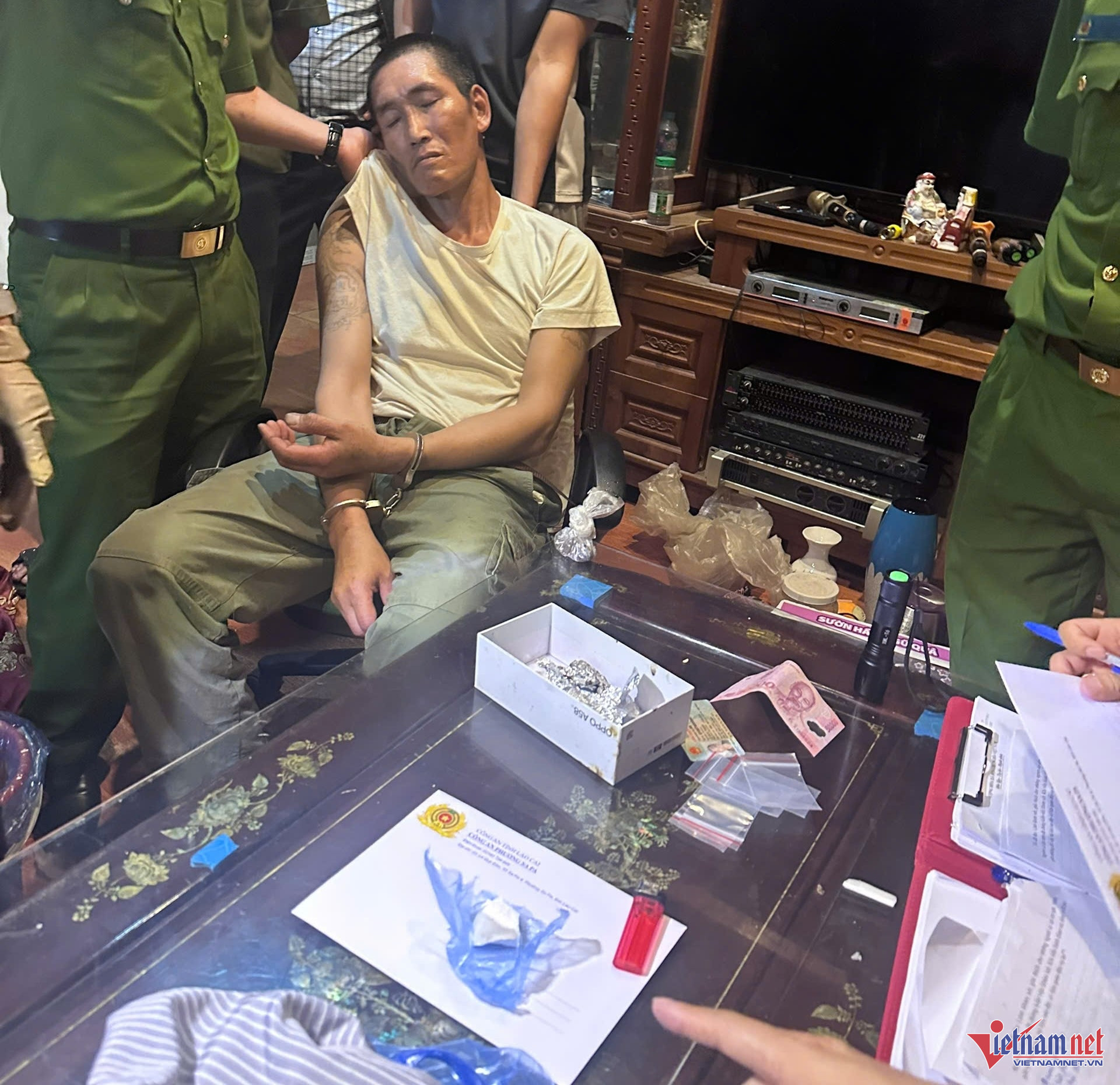 https://static-images.vnncdn.net/vps_images_publish/000001/000003/2026/5/29/w-le-duc-thinh-cung-tang-vat-2162.jpg