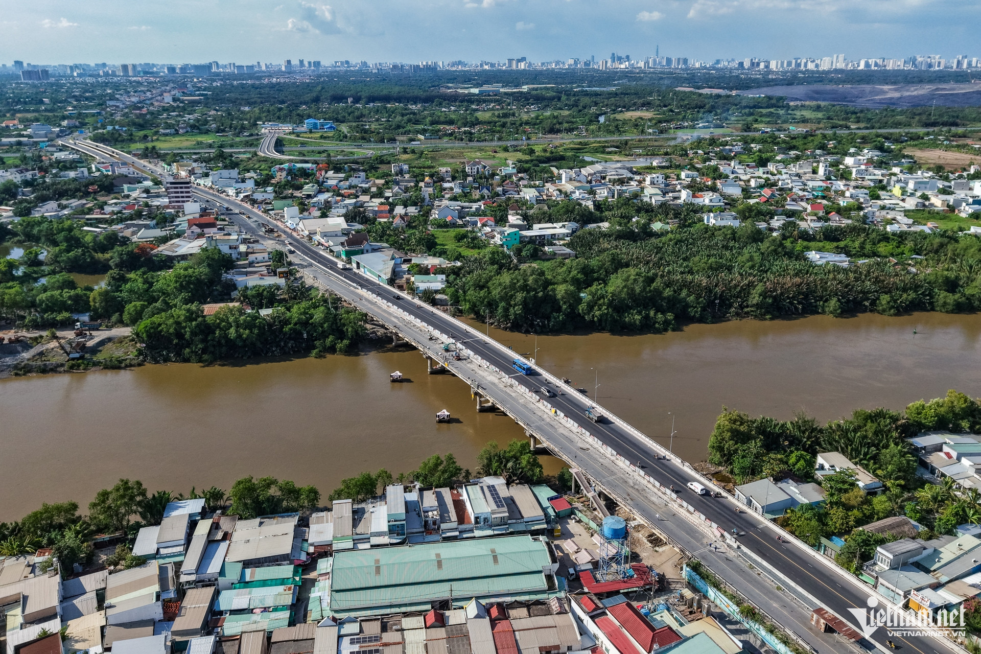 W-quốc lộ 50 TPHCM   Nguyễn Huế 13.jpg