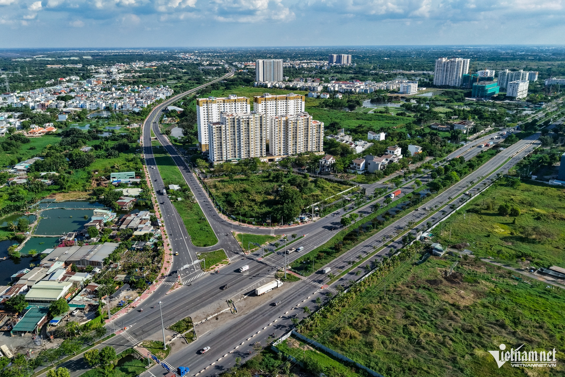 W-quốc lộ 50 TPHCM   Nguyễn Huế 14.jpg