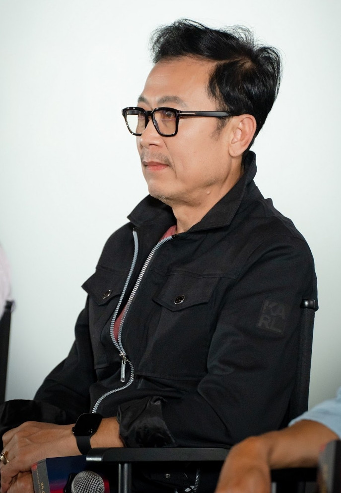 https://static-images.vnncdn.net/vps_images_publish/000001/000003/2026/5/3/batch-nghe-si-van-son-van-giau-nang-luong-du-vua-trai-qua-chuyen-bay-40-tieng-1-17764850694702126402009-576.jpg