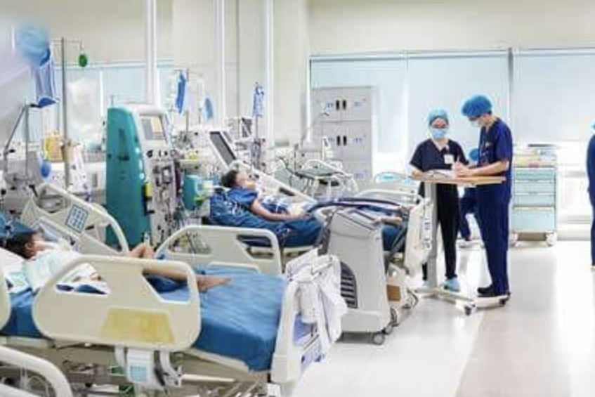 Phó Giám đốc bệnh viện lao vào cấp cứu bé trai ngừng tim do điện giật ở bãi biển Be 6 Tuoi Nguy Kich Phai Tho May Vi Duoi Nuoc Ngay Trong Khuon Vien Gia Dinh 585