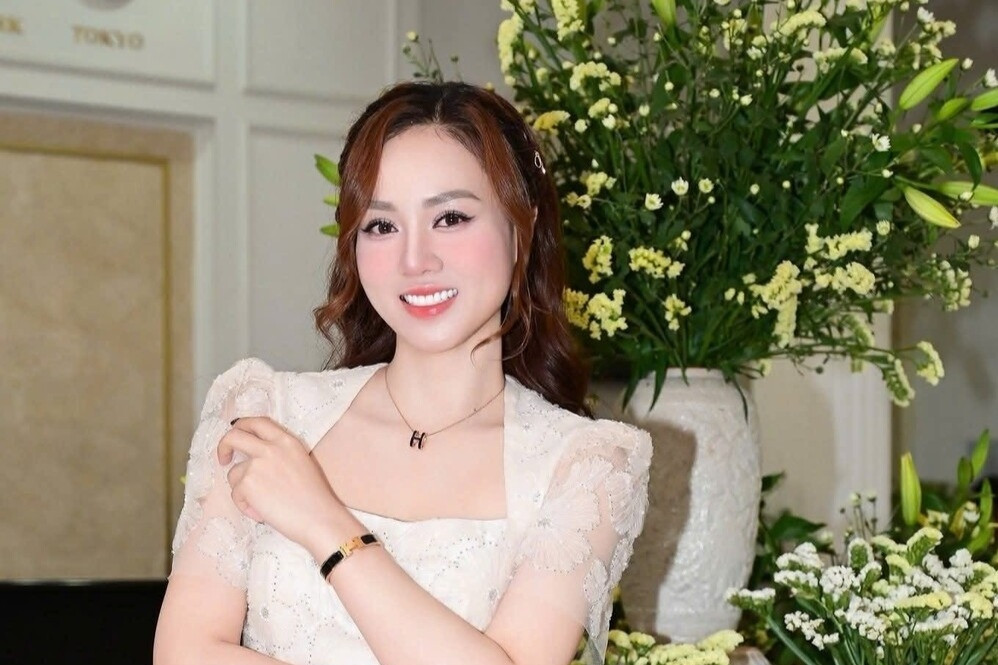 Cục trưởng Xuân Bắc 4 ngày nghỉ lễ làm nhiều việc, vợ NSND Công Lý ngày càng đẹp