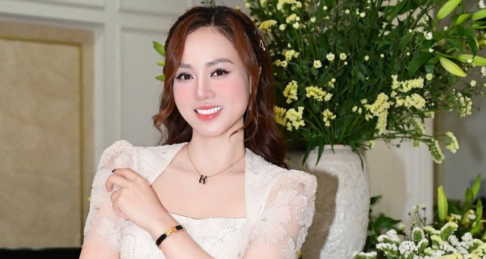 Cục trưởng Xuân Bắc 4 ngày nghỉ lễ làm nhiều việc, vợ NSND Công Lý ngày càng đẹp