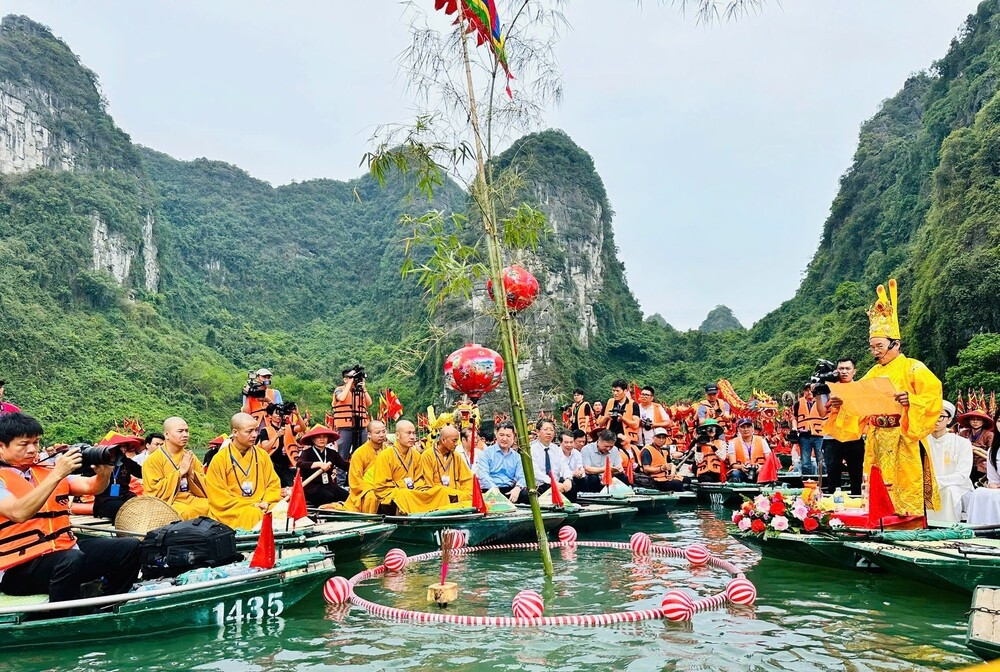Lễ hội Tràng An tái hiện cảnh nhà vua đi lấy nước độc đáo