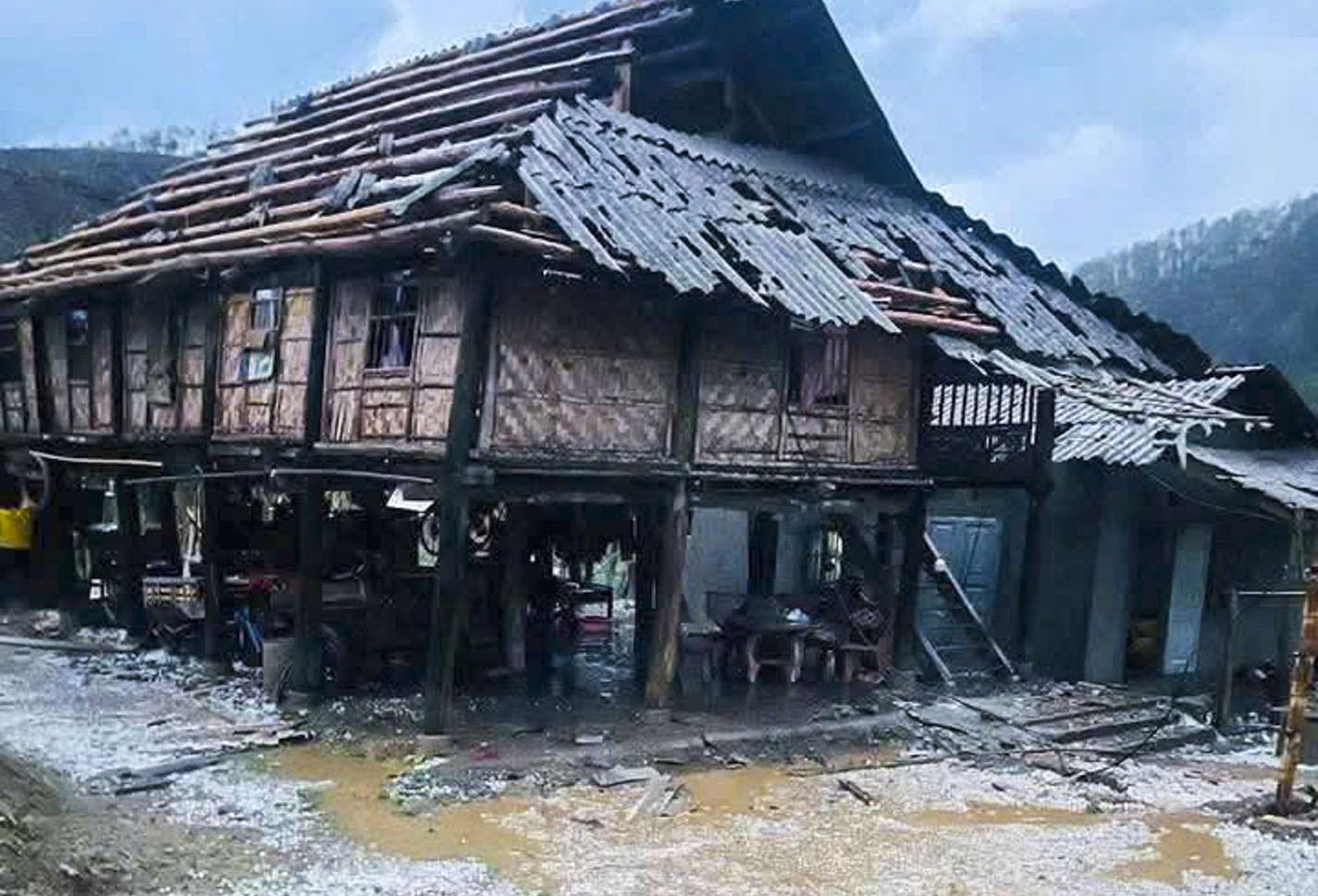 Mưa đá, giông lốc khiến 5 người bị thương, 350 nhà tốc mái