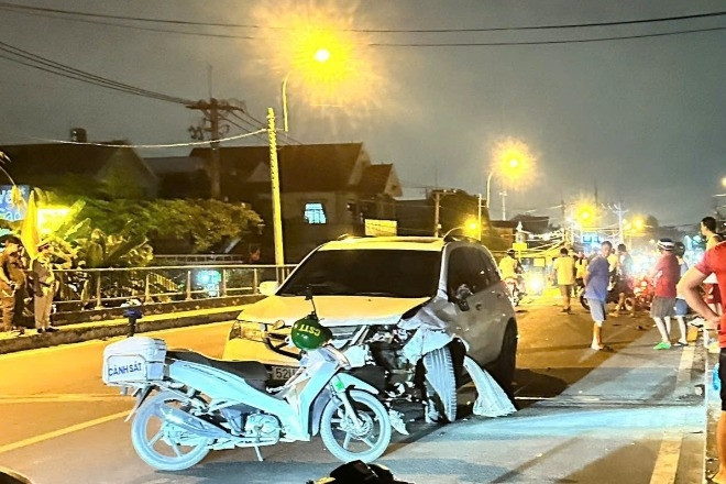 Ô tô lấn làn tông xe máy trên cầu, cha tử vong, con trai nguy kịch