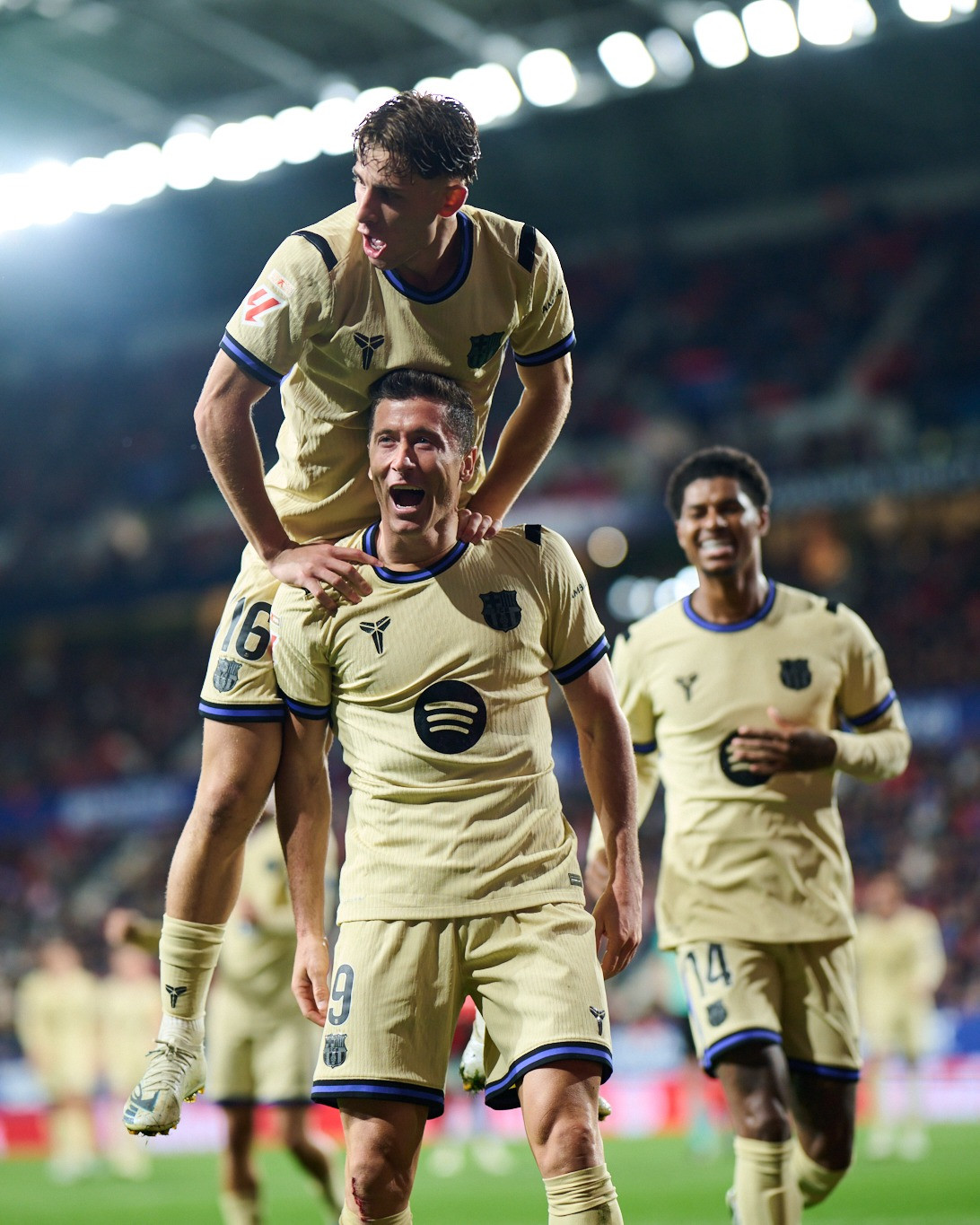 https://static-images.vnncdn.net/vps_images_publish/000001/000003/2026/5/3/osasuna-vs-barca-1-292.jpg