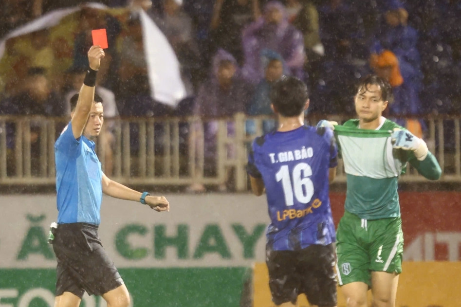 Thủ môn U23 Việt Nam bị thẻ đỏ, SLNA thua đau HAGL