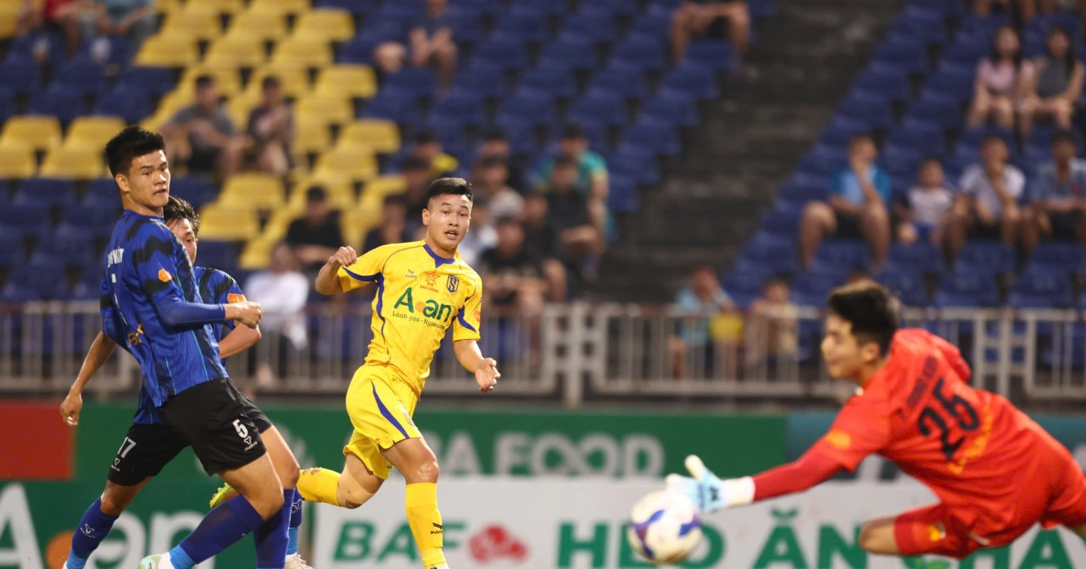 Trực tiếp bóng đá SLNA 0-1 HAGL: Tuyệt phẩm mở tỷ số