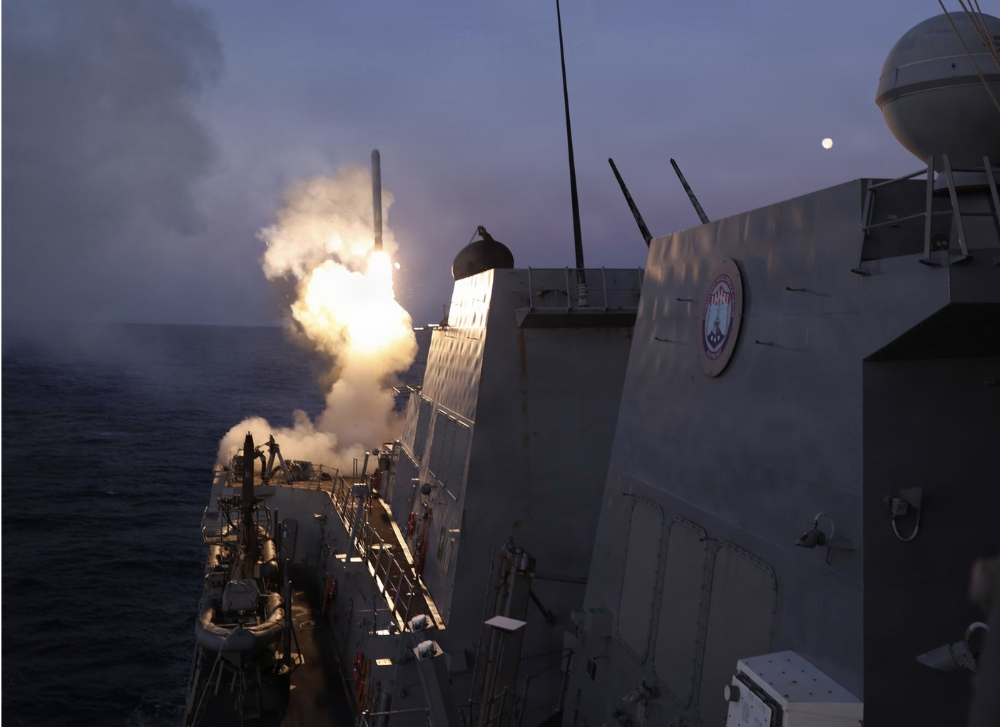 vũ khí Mỹ khai hỏa. Ảnh: U.S. CENTRAL COMMAND