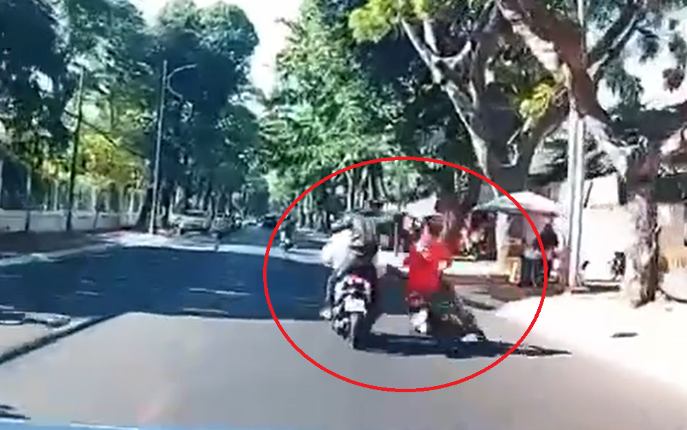 Xác minh vụ thanh niên đang chạy xe bị tấn công bằng mũ bảo hiểm, ngã giữa đường.png