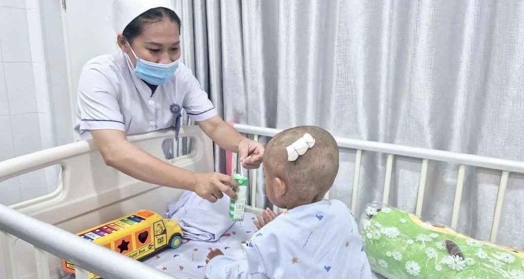 Công an tìm 5 người thân liên quan vụ bé trai 2 tuổi bị bạo hành