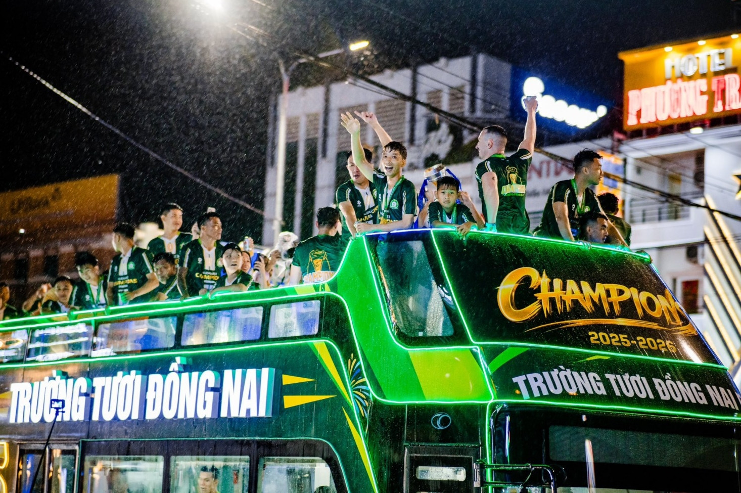 Công Phượng cùng Đồng Nai diễu hành mừng thăng hạng V-League