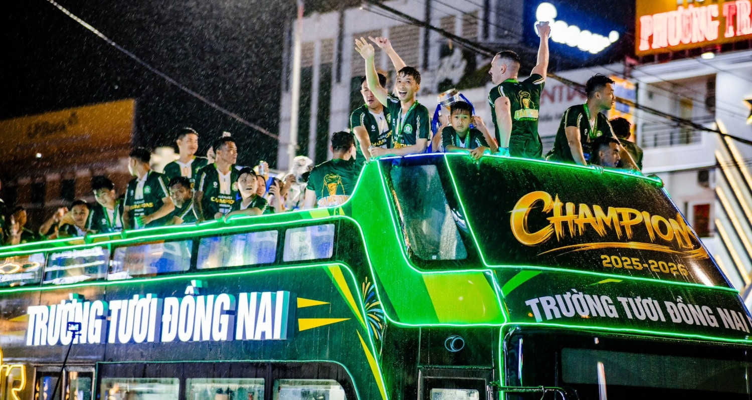 Công Phượng cùng Đồng Nai diễu hành mừng thăng hạng V-League