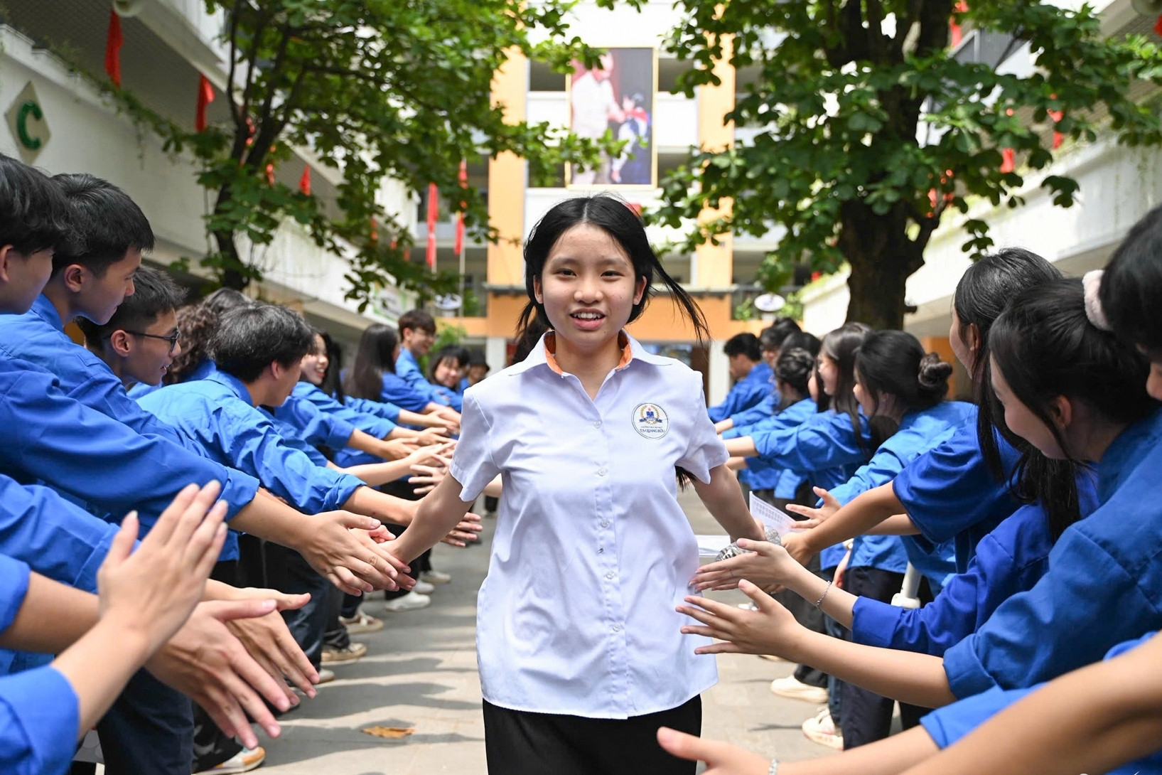 Hình ảnh sĩ tử rạng rỡ, bật khóc trong vòng tay mẹ sau môn thi Văn lớp 10 Hà Nội