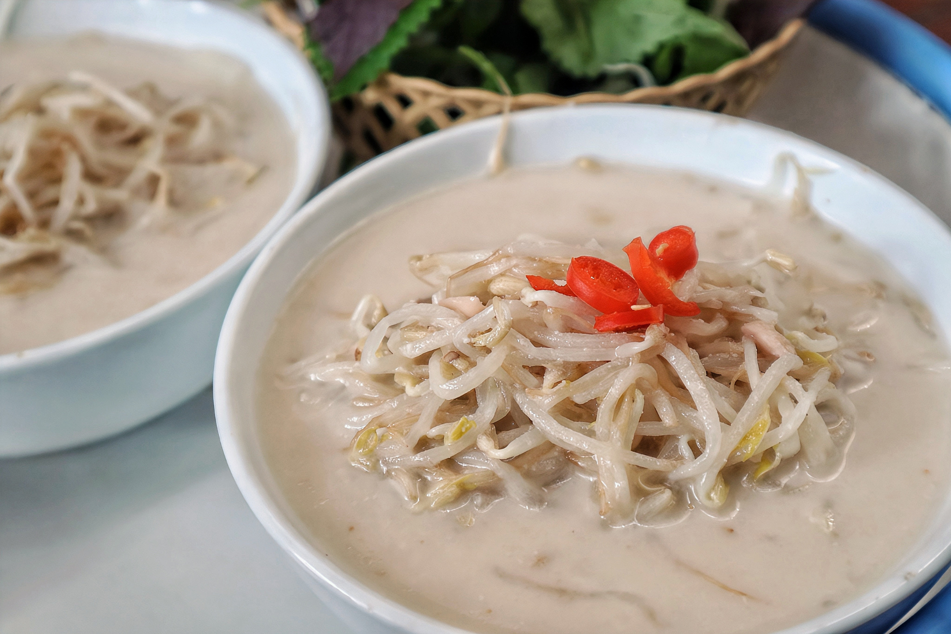  Món 'nửa nộm, nửa bánh đúc' giá 25.000 đồng, khách ưa thích trong ngày hè Hà Nội 