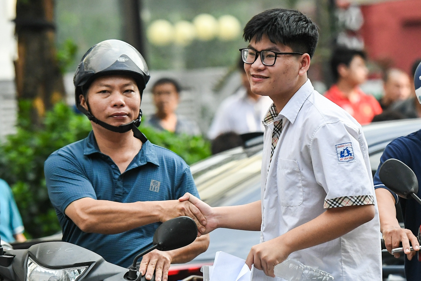 Nam sinh thi lớp 10: 'Bố đừng lo, con chắc chắn làm bài tốt'
