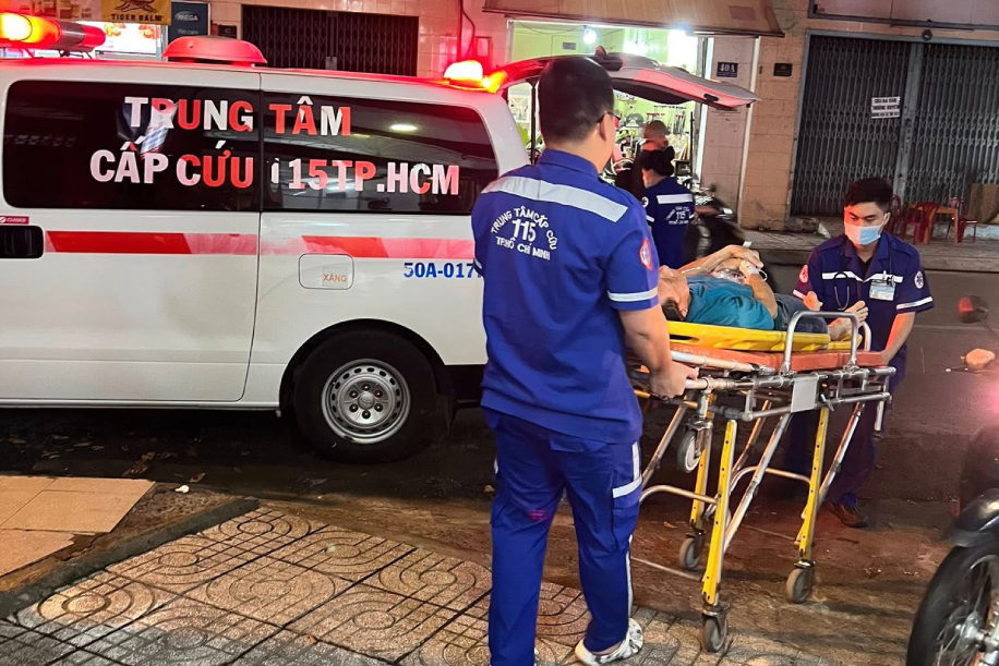 Người đàn ông bất ngờ đổ gục trước phòng khám