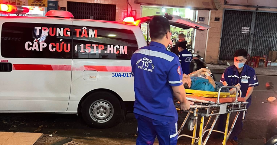 Người đàn ông bất ngờ đổ gục trước phòng khám