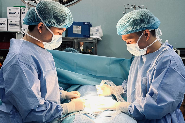  Người đàn ông ngoại quốc cầu cứu bác sĩ do biến chứng sau tiêm filler 