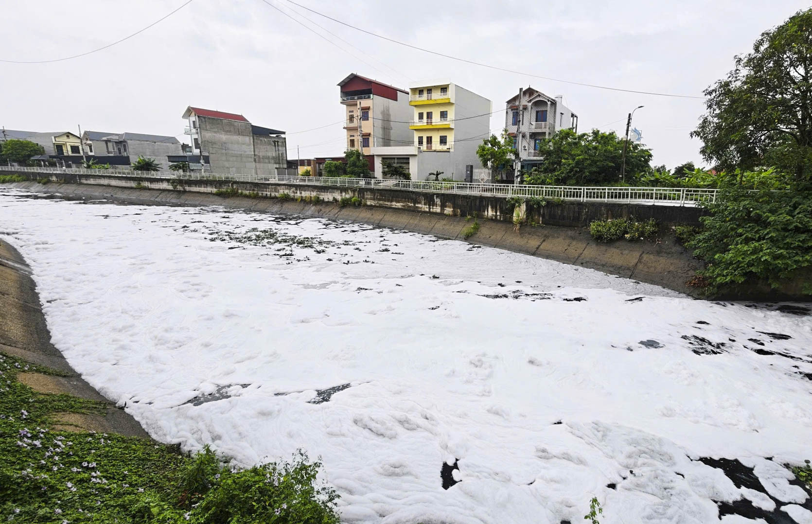 Nước kênh đen đặc, nổi bọt trắng bay cả vào nhà: UBND tỉnh chỉ đạo xử lý dứt điểm