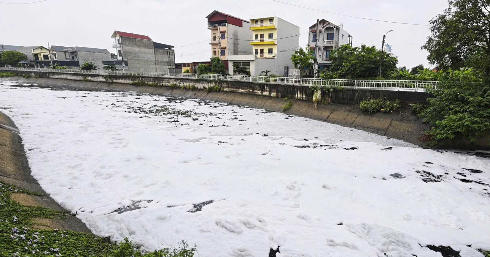 Nước kênh đen đặc, nổi bọt trắng bay cả vào nhà: UBND tỉnh chỉ đạo xử lý dứt điểm