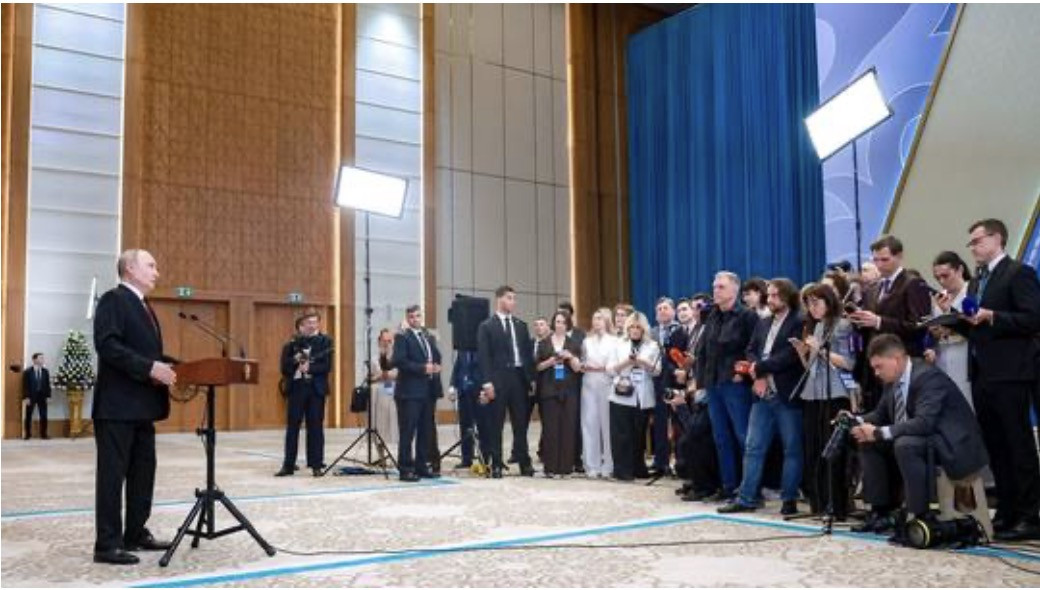Tổng thống Putin trả lời câu hỏi của các nhà báo. Ảnh: Sputnik