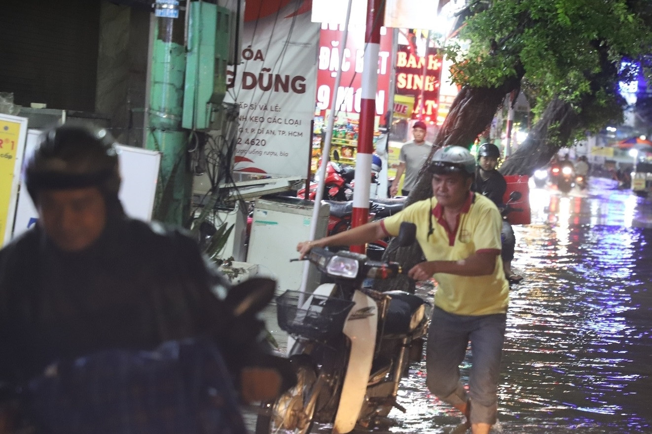 TPHCM: Mưa như trút khiến đường biến thành sông, xe chết máy hàng loạt