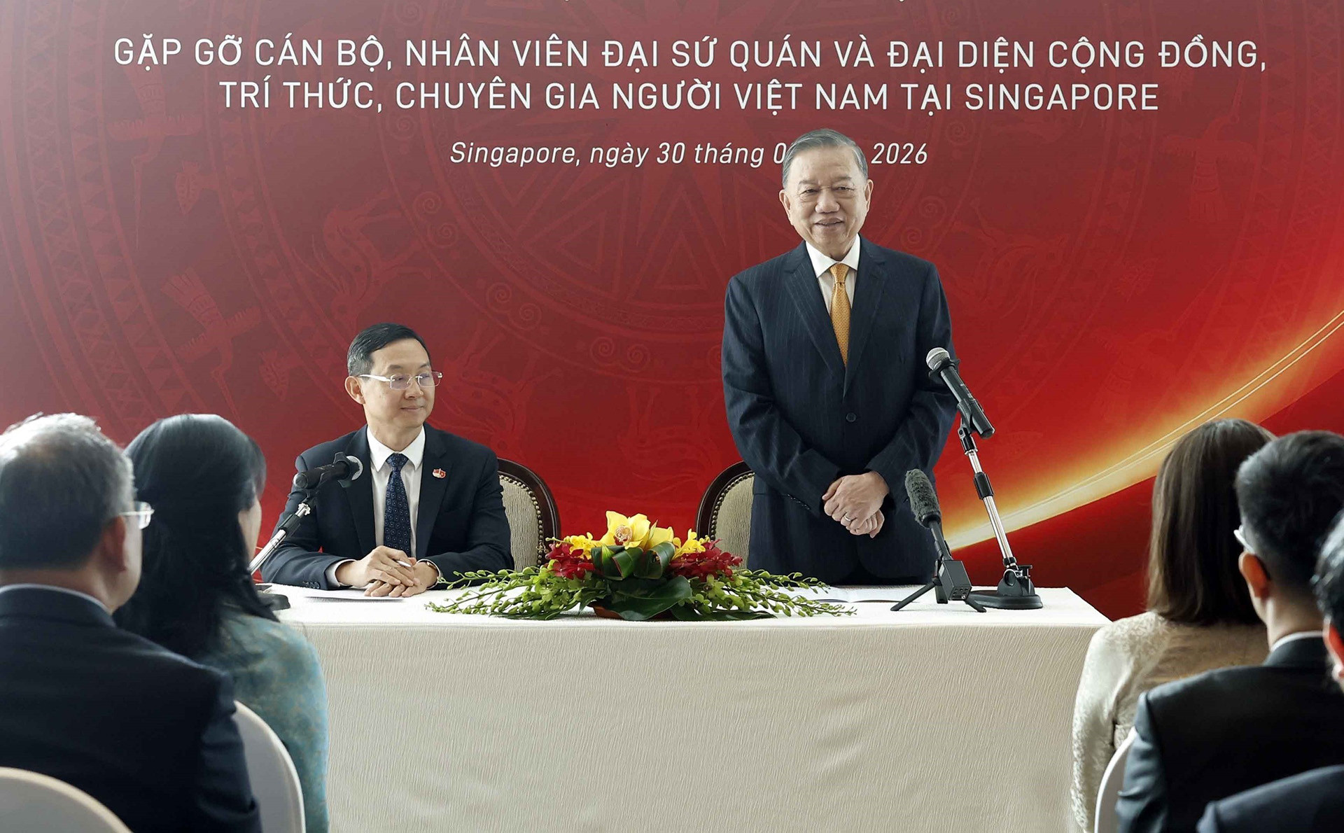 vnapotaltongbithuchutichnuoctolamvaphunhangapgocanbonhanviendaisuquanvacongdongtrithucchuyengianguoivietnamtaisingapo8795318 17801444448921909139625.jpg