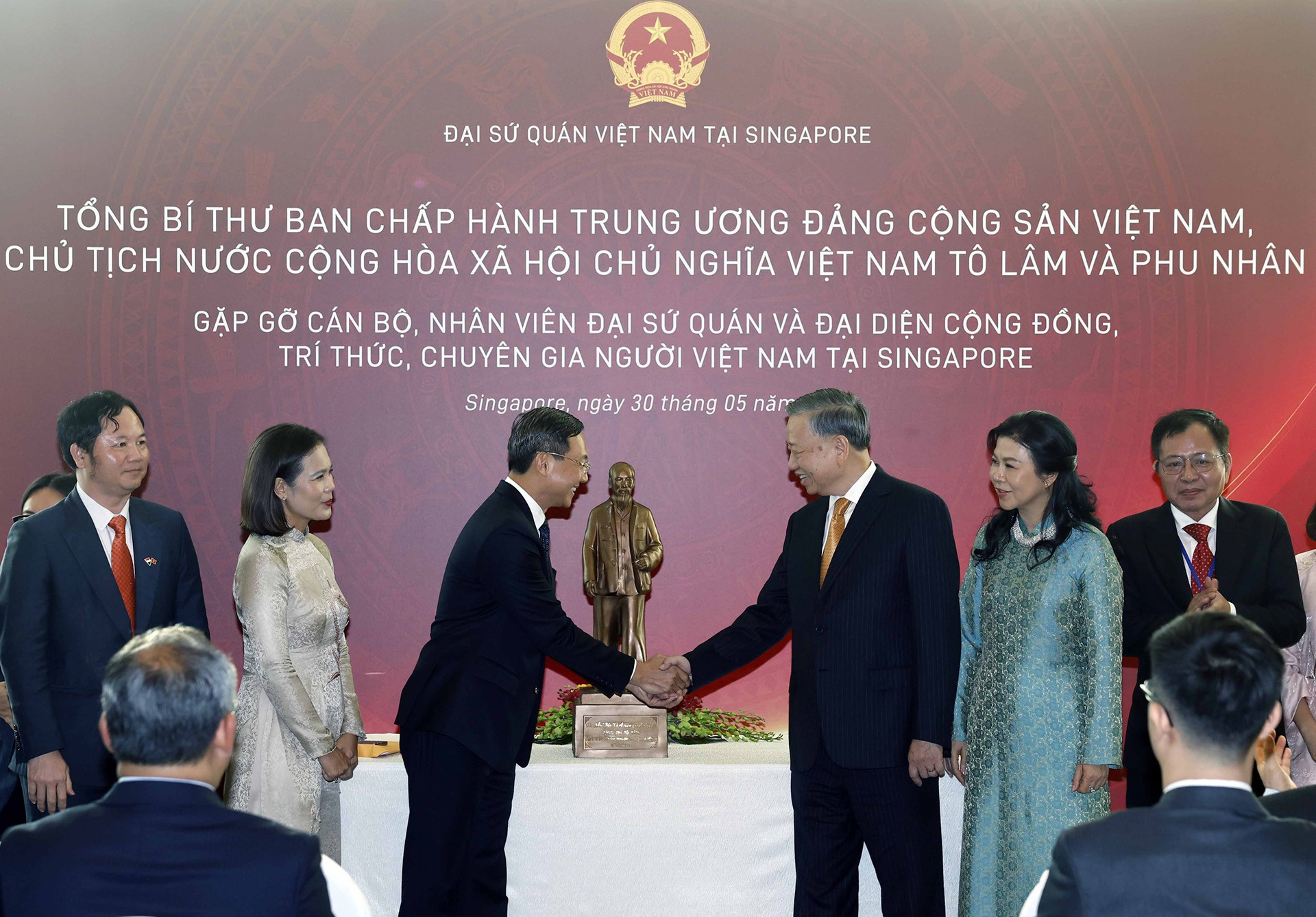 vnapotaltongbithuchutichnuoctolamvaphunhangapgocanbonhanviendaisuquanvacongdongtrithucchuyengianguoivietnamtaisingapo8795317 17801444448491769546588.jpg