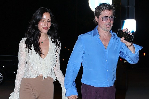 Brad Pitt đắm chìm bên bạn gái kém 27 tuổi giữa lúc bị con từ mặt, xoá họ bố