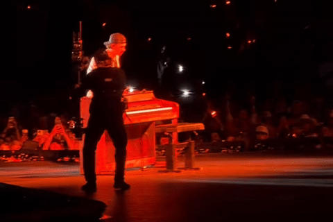 Ca sĩ 33 tuổi mất bình tĩnh, xô vỡ đàn piano ngay trên sân khấu