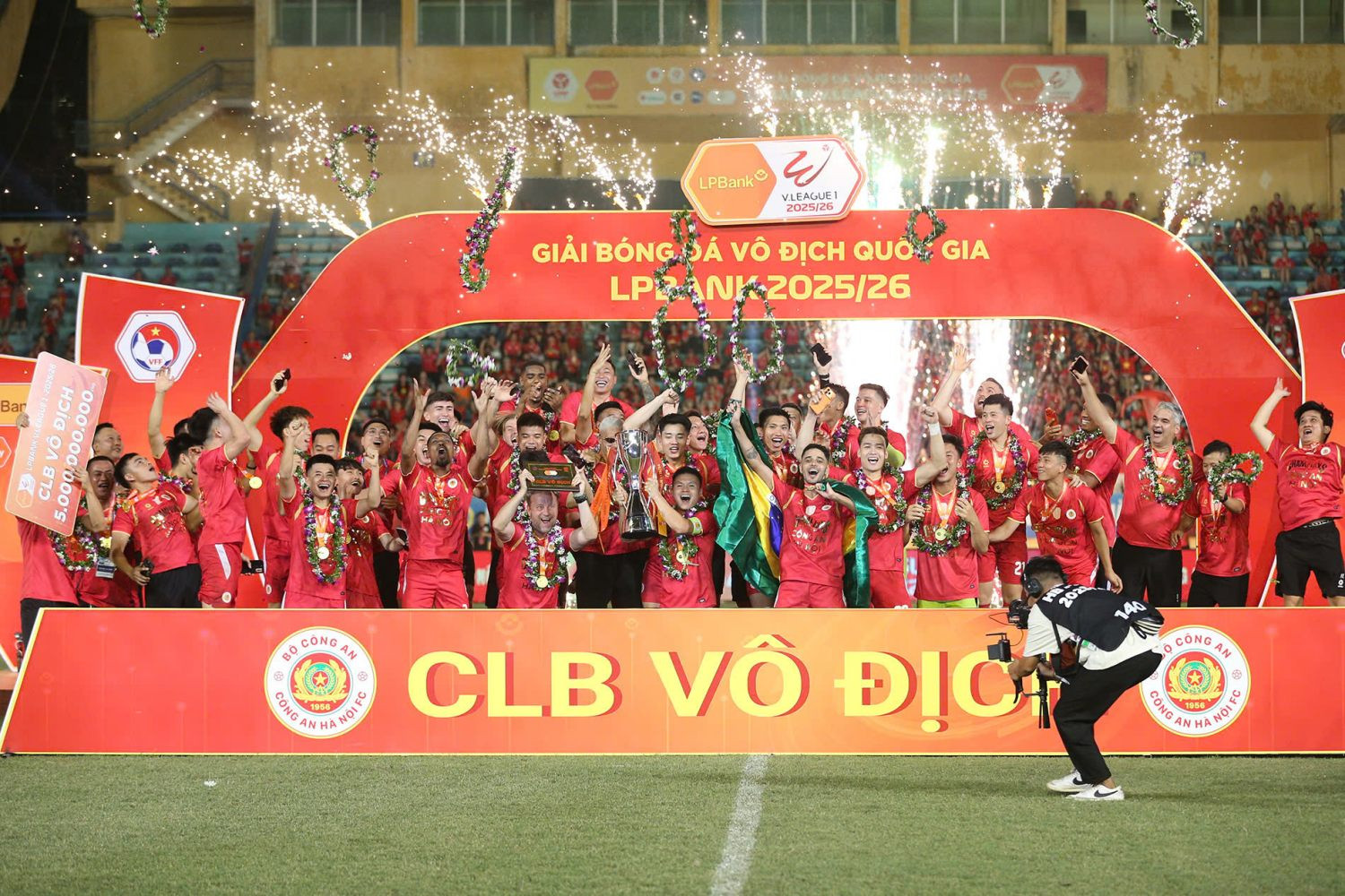 https://static-images.vnncdn.net/vps_images_publish/000001/000003/2026/5/31/cahn-vo-dich-2713.jpg