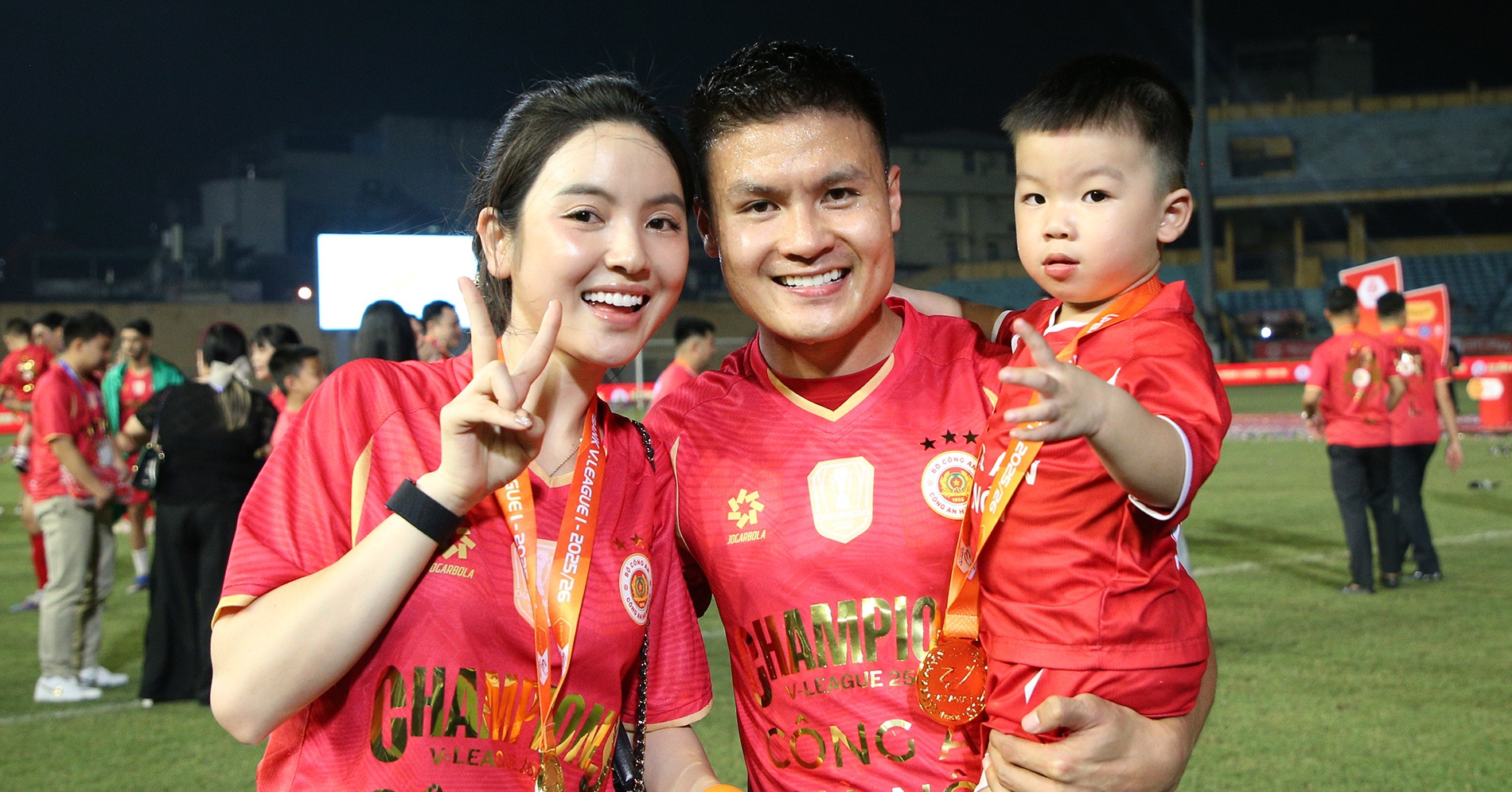 Doãn Hải My, Chu Thanh Huyền cực xinh trong ngày CAHN nâng Cúp