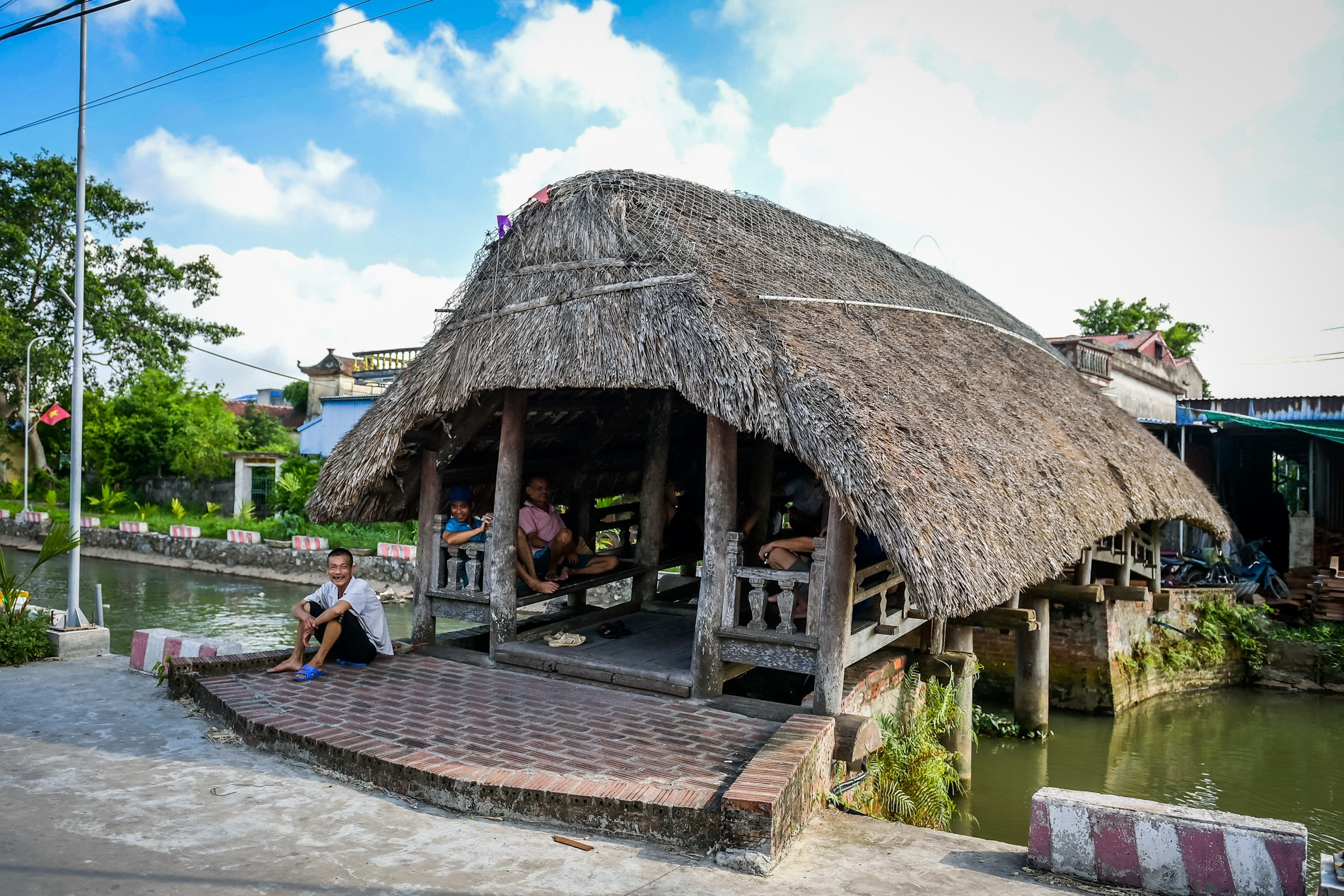 Giữa nắng nóng, cây cầu cổ 700 năm tuổi hút người dân đến hóng mát