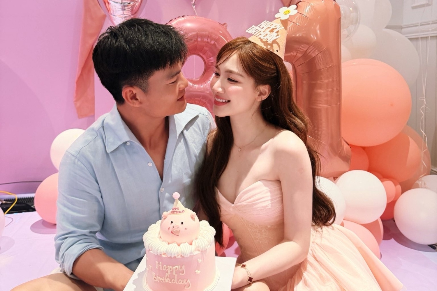 Hòa Minzy tình cảm bên Đại uý Văn Cương, Mỹ Tâm làm bánh sinh nhật cho bố