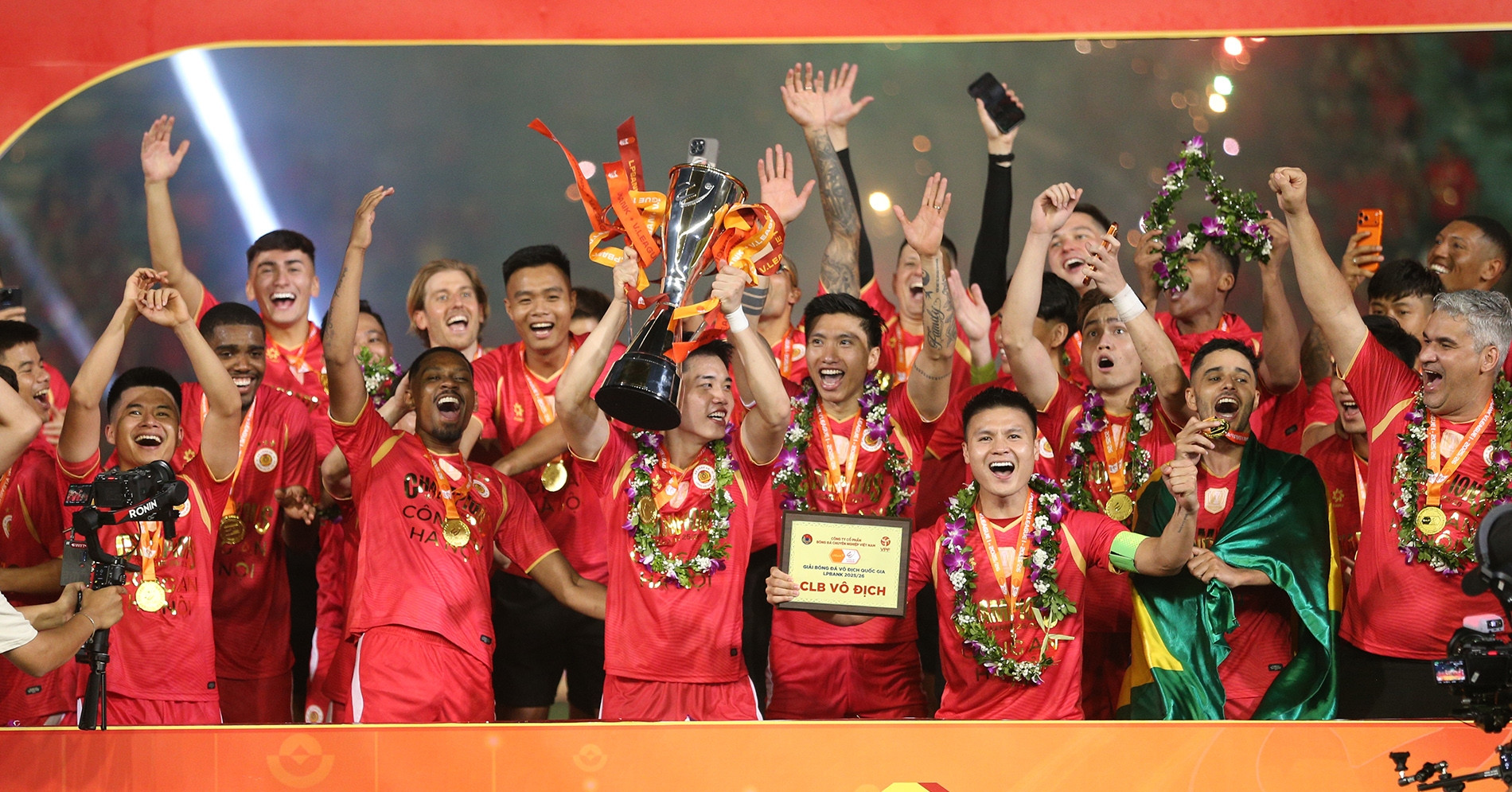 Khoảnh khắc CAHN nâng Cúp vô địch V-League đầy cảm xúc