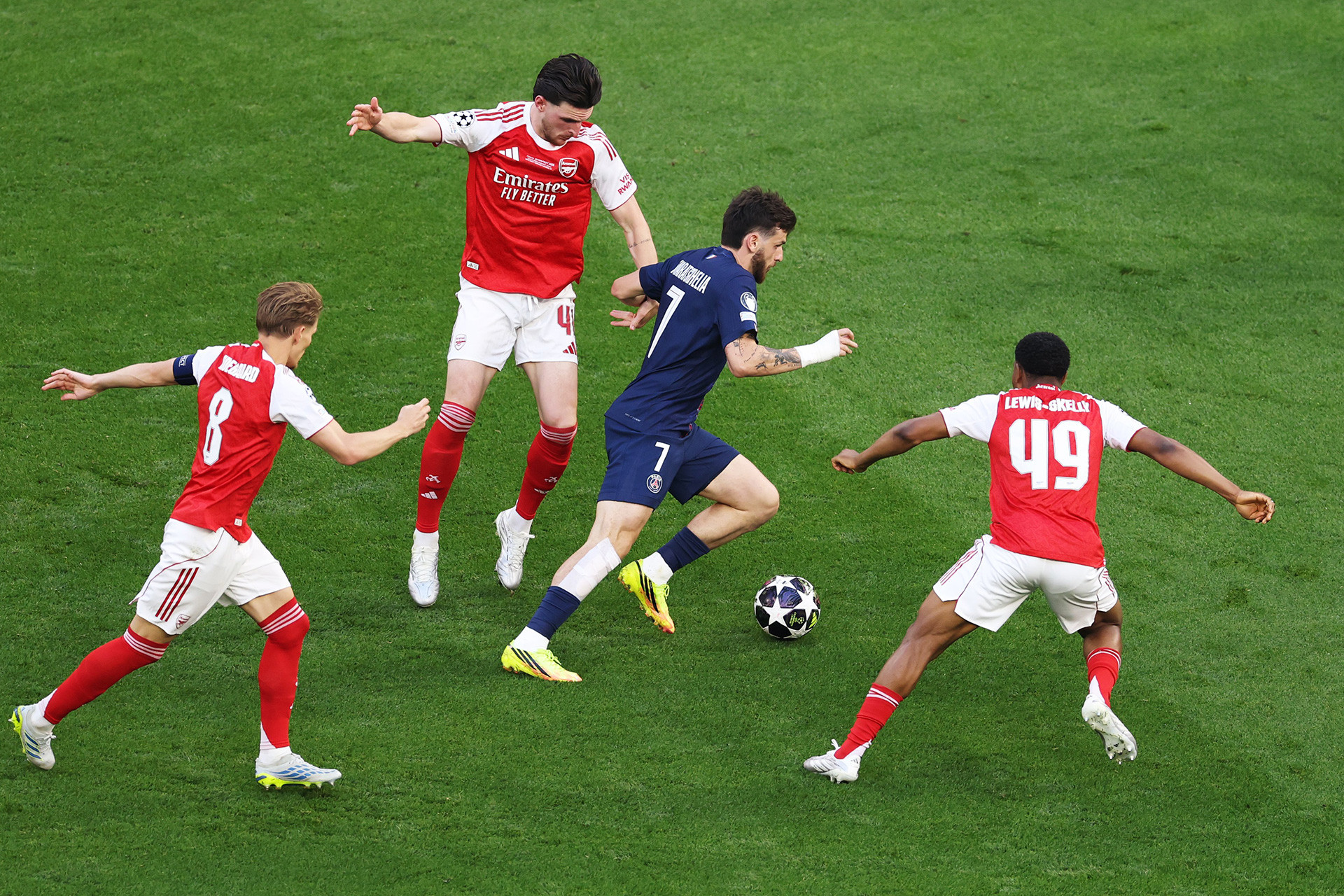 Kvaratskhelia PSG Arsenal.jpg