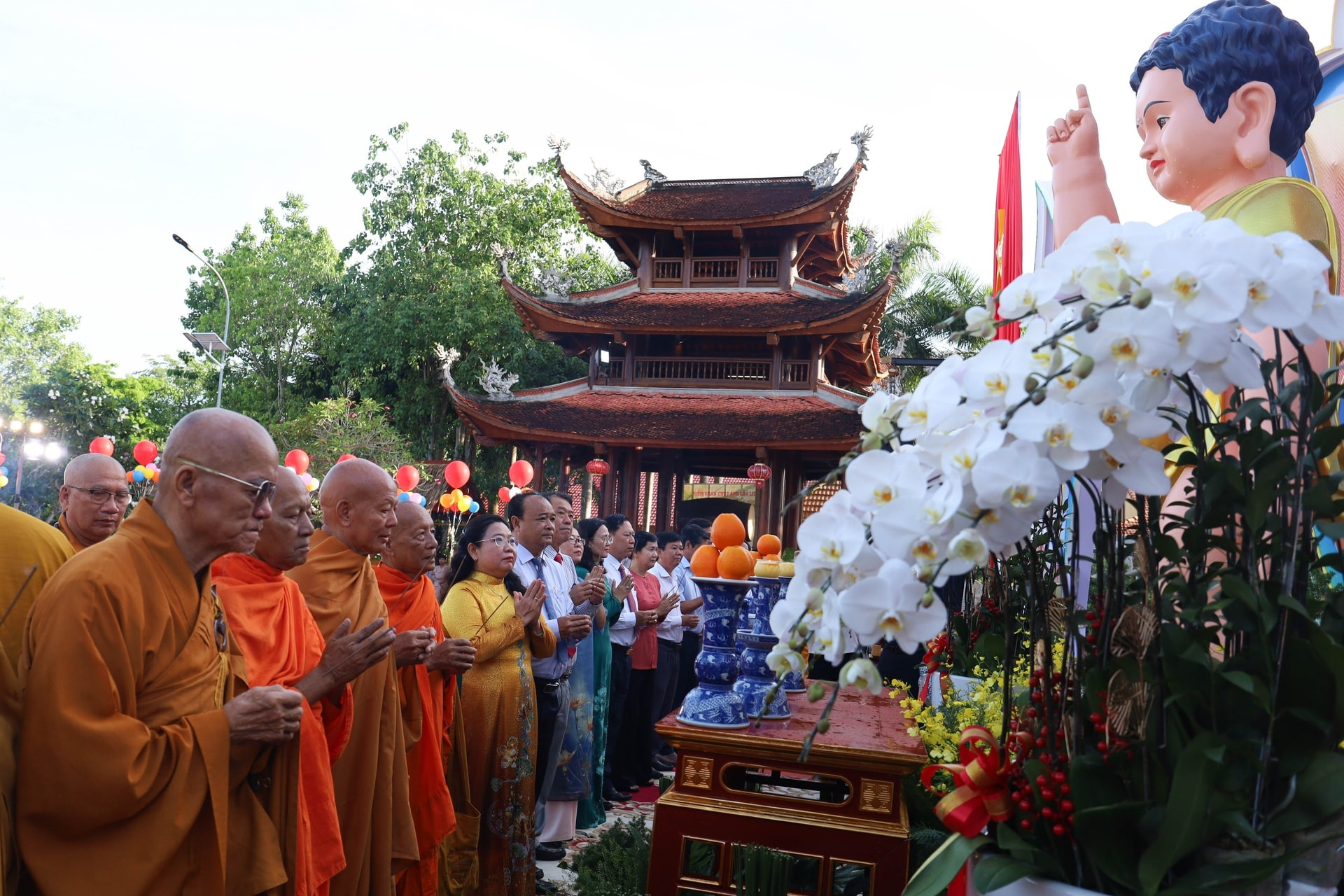 Thả bóng bay cầu nguyện quốc thái dân an