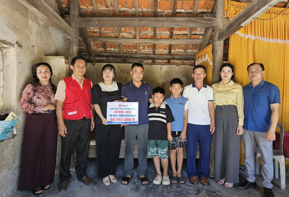 Trao hơn 68 triệu đồng đến người cha bị suy thận giai đoạn cuối tại Quảng Trị
