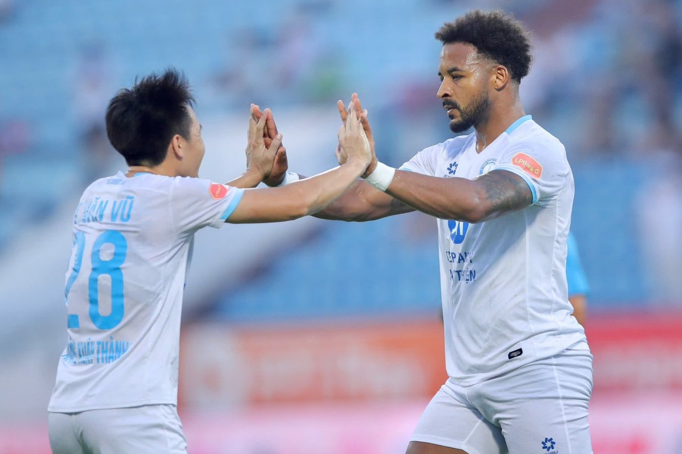 Vòng 25 V-League: Xuân Son ghi 3 bàn cho Nam Định, Đà Nẵng vẫn căng