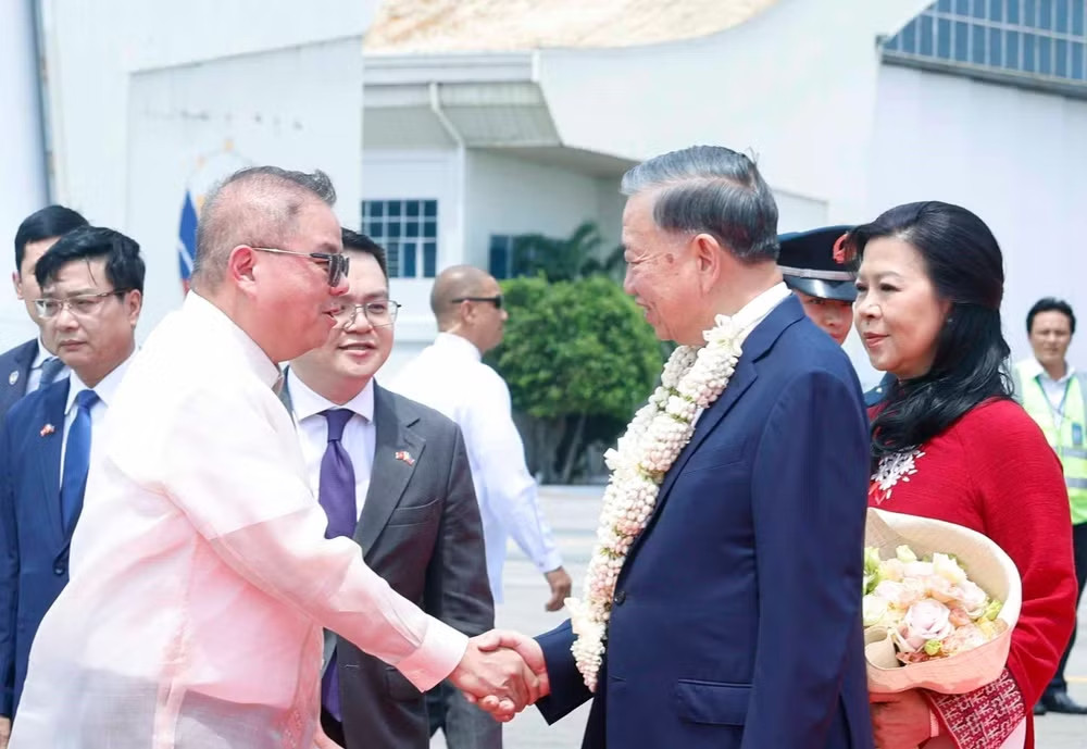 vna potal tong bi thu chu tich nuoc va phu nhan bat dau tham cap nha nuoc toi philippines 8796298 1.jpg