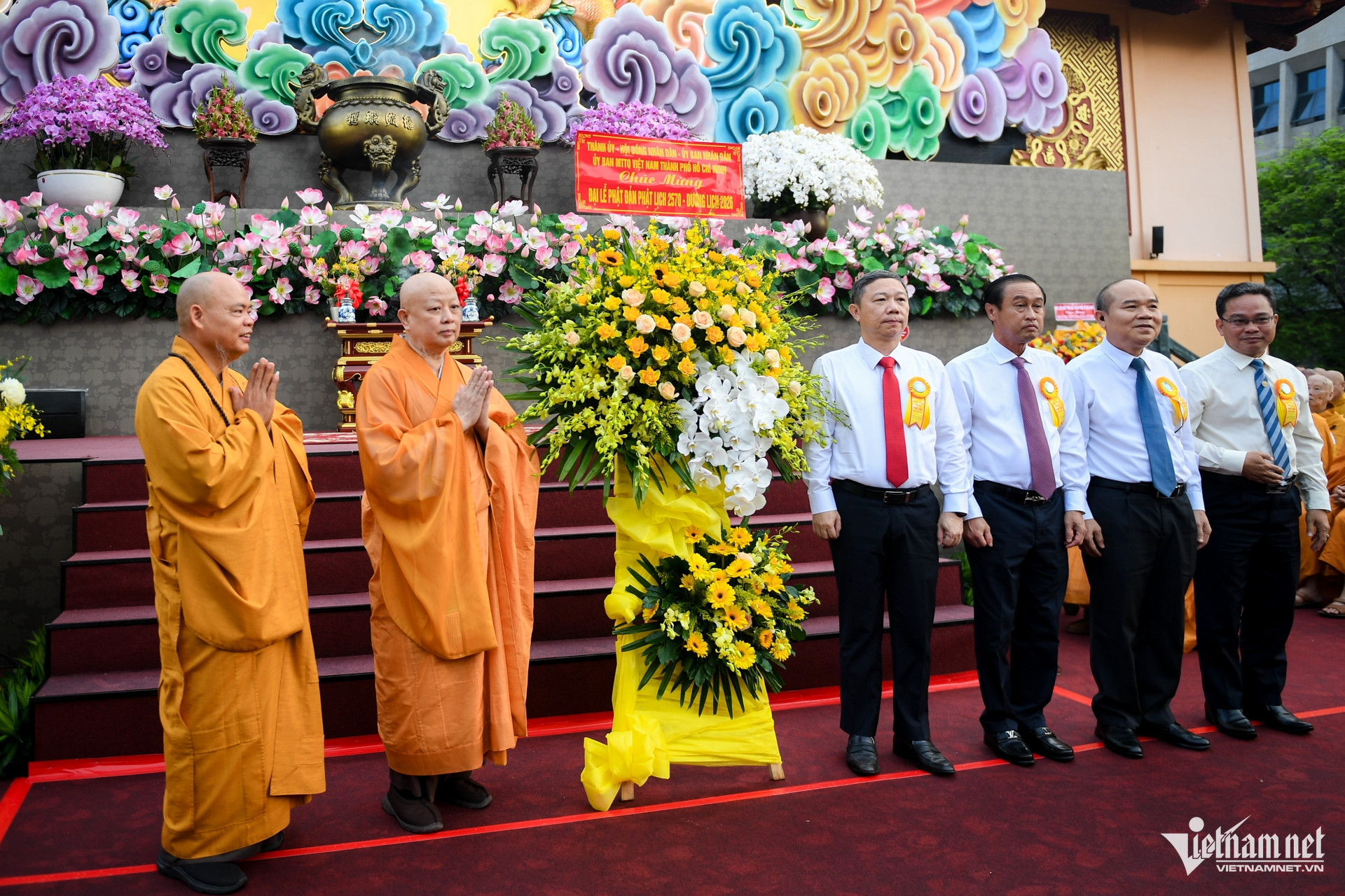 https://static-images.vnncdn.net/vps_images_publish/000001/000003/2026/5/31/w-phat-dan-tphcm-nguyen-hue-10-915.jpg