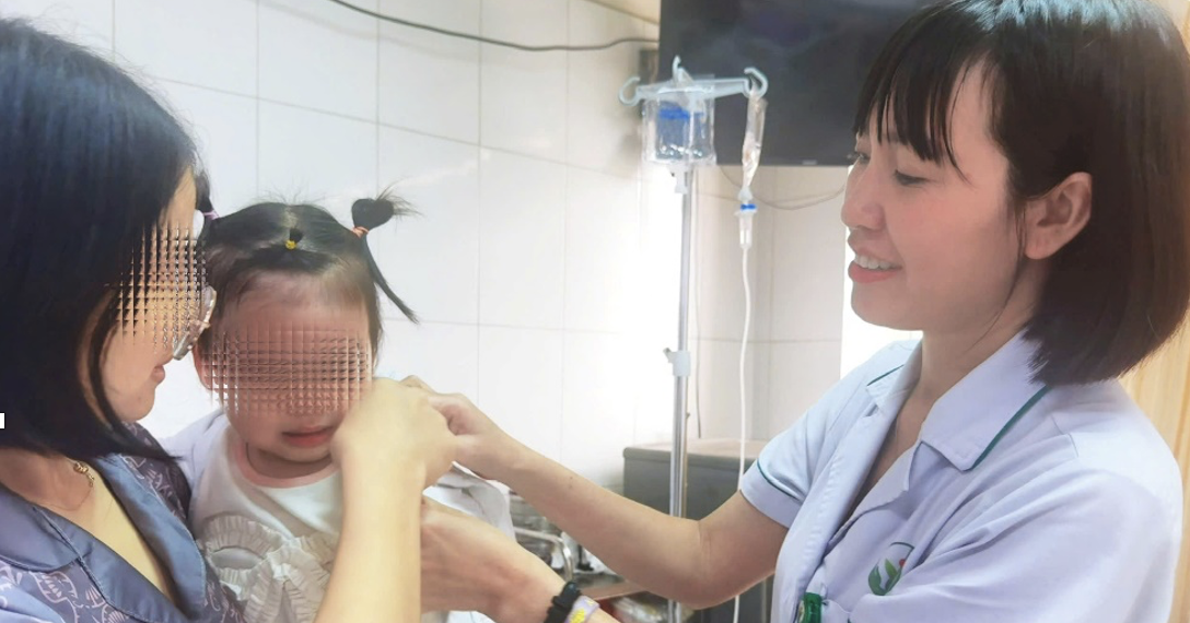 Bị chó nhà tấn công khi cầm miếng thịt gà, bé gái hoảng loạn phải đi cấp cứu