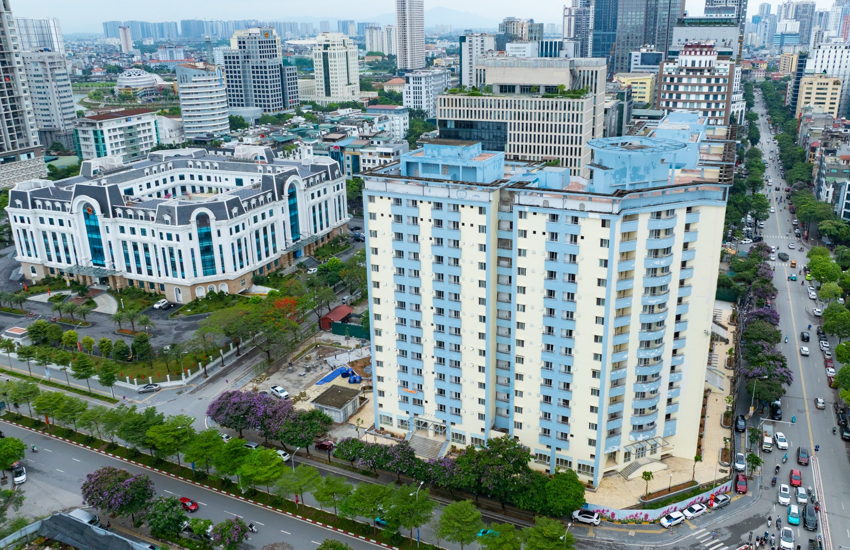 Cận cảnh chung cư bỏ hoang ở Cầu Giấy hồi sinh, sắp bàn giao nhà tái định cư ở Hà Nội