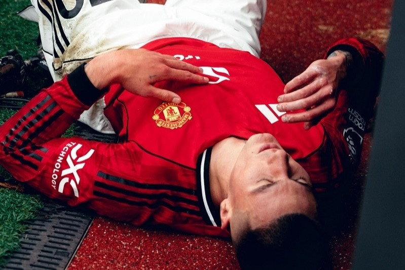Carrick cập nhật chấn thương Sesko sau cú va vào bảng quảng cáo