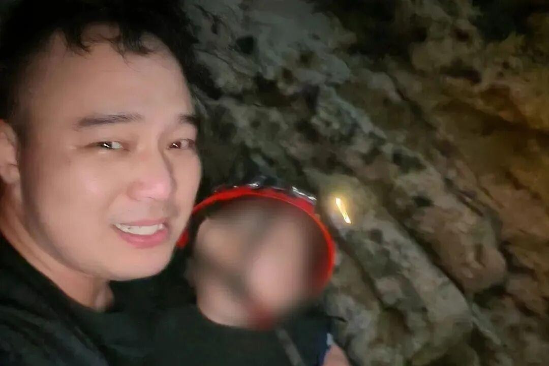 Cha mẹ mải mê chụp ảnh, con trai rơi vào khe đá đối mặt 'tử thần'