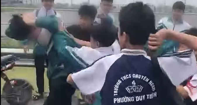 Công an Ninh Bình thông tin vụ học sinh lớp 9 bị bạn dùng thắt lưng đánh hội đồng